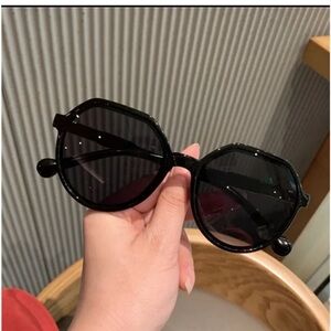Oversized Retro Black Frame & Lense Sunglasses